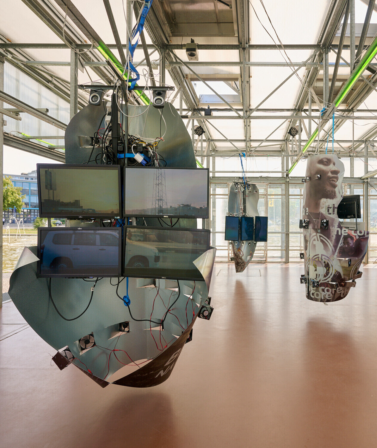 Vertical display synchronization in a gallery environment.