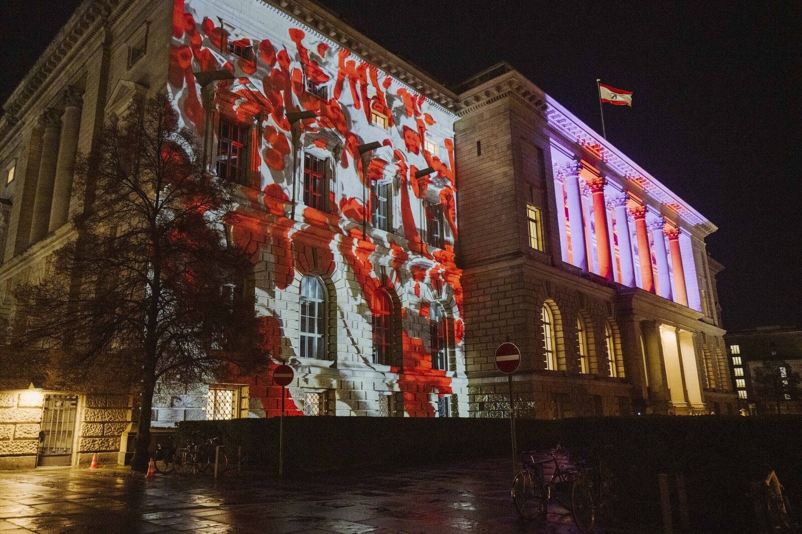 Wide shot of the Abgeordnetenhaus Berlin with projection and lighting.